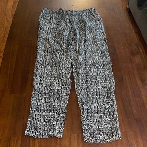 Cynthia Rowley ladies black and white geometric print rayon pants. Size medium